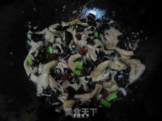 平菇炒木耳的做法步骤:6