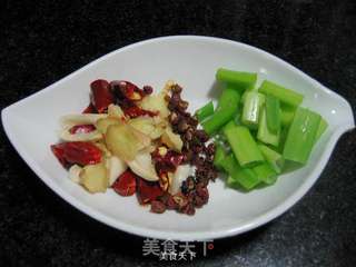 平菇炒木耳的做法步骤:2