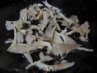 平菇炒木耳的做法步骤:4