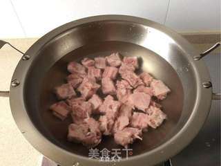 抓住春天的尾巴【春笋炖子排】的做法步骤:2
