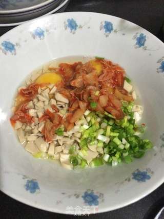 泡菜鸡蛋饼的做法步骤:2