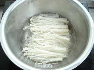 【龙鱼稻米油5L】试用报告之一金针菇培根卷的做法步骤:4
