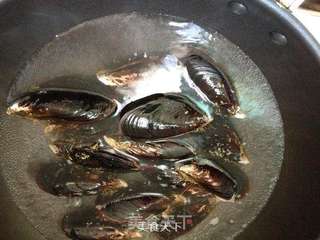 蒜香烤海虹的做法步骤:2