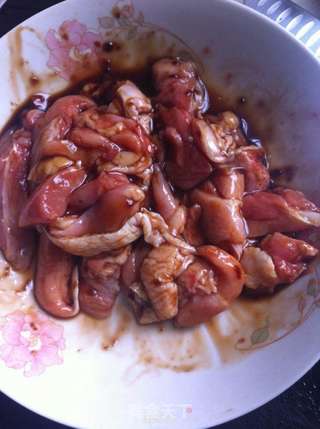 香菇滑鸡煲仔饭的做法步骤:3