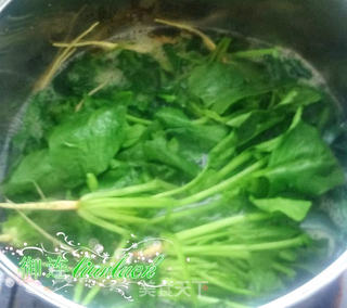 咸蛋皮蛋汤菠菜的做法步骤:6