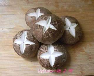 香菇扒油菜的做法步骤:2