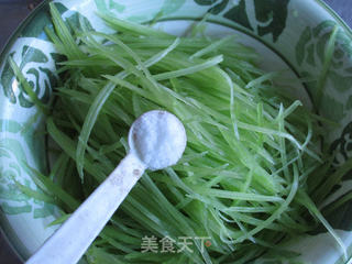 凉拌莴笋丝----金龙鱼香芝麻油体验报告的做法步骤:5