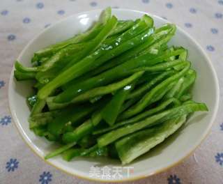 青椒肉丝的做法步骤:3