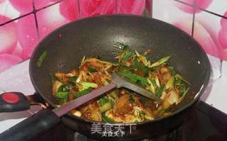蒜苗炒肉的做法步骤:7