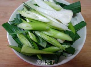 蒜苗炒肉的做法步骤:2
