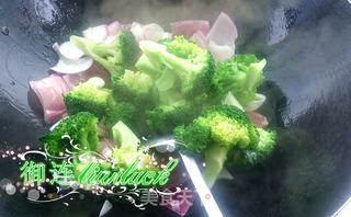 洋葱炒西兰花的做法步骤:5