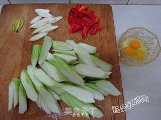 鸡蛋炒丝瓜的做法步骤:2