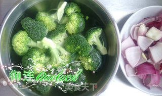 洋葱炒西兰花的做法步骤:3