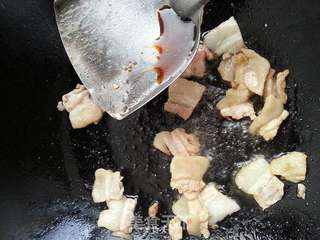 手撕包菜炒肉的做法步骤:7