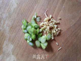手撕包菜炒肉的做法步骤:4
