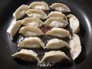 榨菜猪肉馅锅贴的做法步骤:9