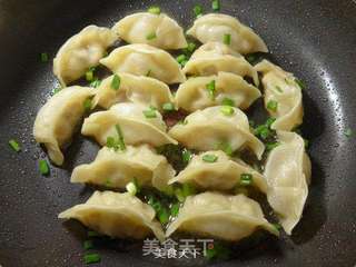 榨菜猪肉馅锅贴的做法步骤:11