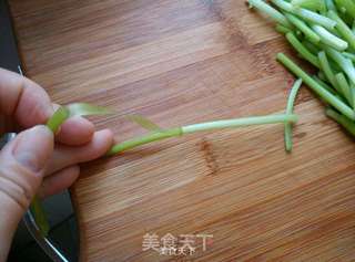 清炒番薯叶梗的做法步骤:2