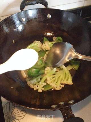 青椒炒有机花菜的做法步骤:10