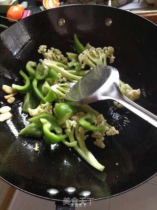 青椒炒有机花菜的做法步骤:8