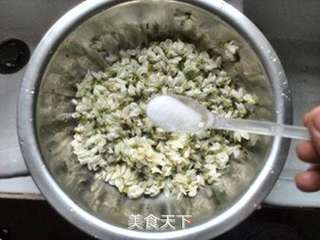 香甜槐花饼的做法步骤:2