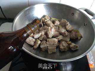 春笋百叶结焖排骨的做法步骤:2