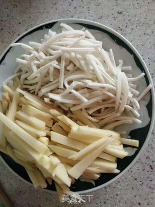 肉丝小炒二丝~葫芦丝土豆炒肉丝的做法步骤:2