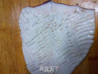 油爆鱿鱼的做法步骤:2