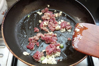 甜椒牛肉炒饭的做法步骤:2
