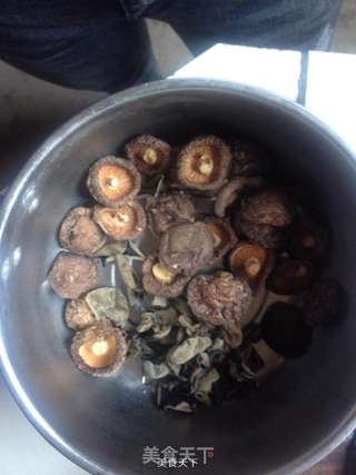 雷笋香菇炖鸭的做法步骤:2