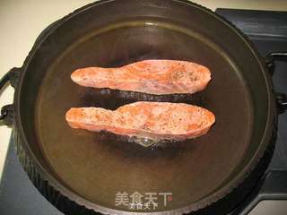 香煎黑椒三文鱼的做法步骤:4
