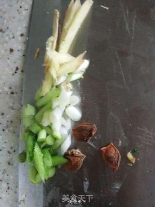 麻椒西芹土豆丝的做法步骤:2