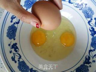 白玉翡翠玉镶金~翡翠香葱鸡蛋饺儿的做法步骤:2