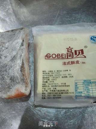 酥皮三文鱼色拉的做法步骤:2