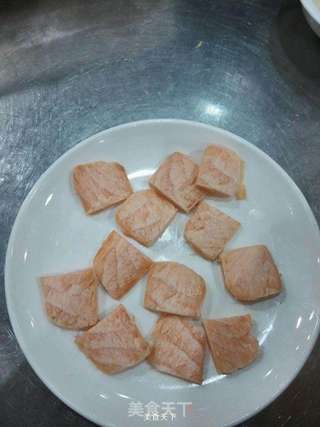酥皮三文鱼色拉的做法步骤:3