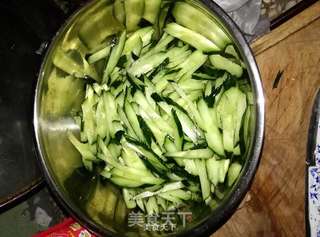 西红柿鸡蛋黄瓜的做法步骤:2