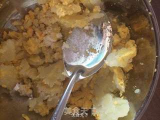 宝宝辅食——奶香蛋黄土豆泥的做法步骤:2