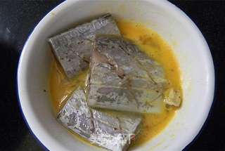 金蒜烧带鱼的做法步骤:3