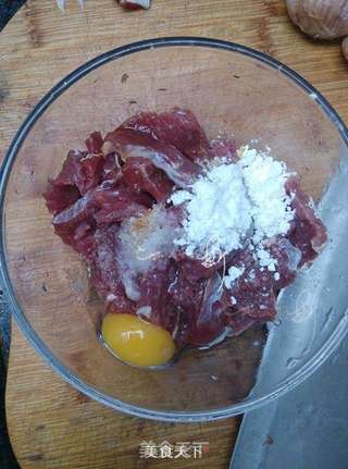 苦瓜炒牛肉的做法步骤:2