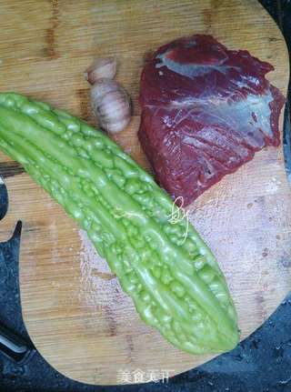 苦瓜炒牛肉的做法步骤：1