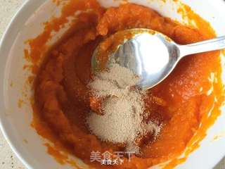 如花五月·炫丽绽放【南瓜玫瑰花馒头】的做法步骤:4
