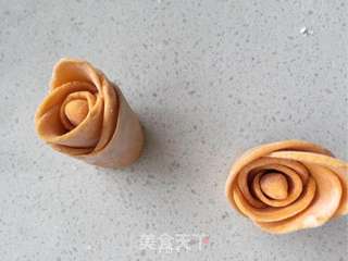 如花五月·炫丽绽放【南瓜玫瑰花馒头】的做法步骤:13