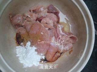 孜然牙签肉的做法步骤:2