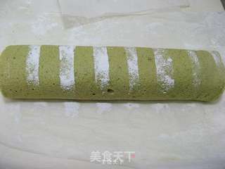 抹茶奶油草莓夹心蛋糕卷的做法步骤:20
