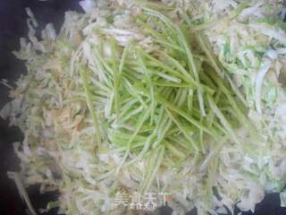 卷心菜炒尖椒的做法步骤:6