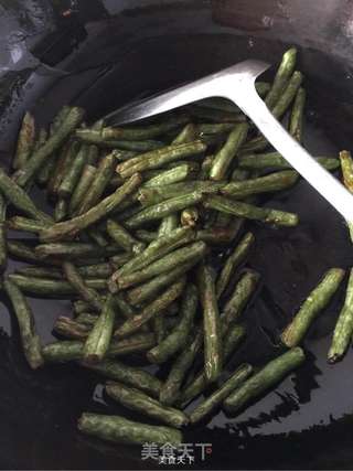 干煸四季豆的做法步骤:2