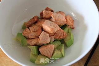 香煎三文鱼拌牛油果的做法步骤:5