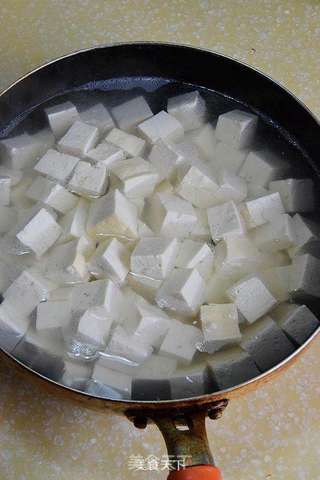 滑嫩的鲜香—大对虾酱炖豆腐的做法步骤:2