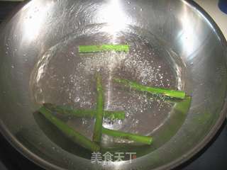 迷迭香酱汁三文鱼的做法步骤:5
