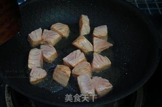 香煎三文鱼拌牛油果的做法步骤:4